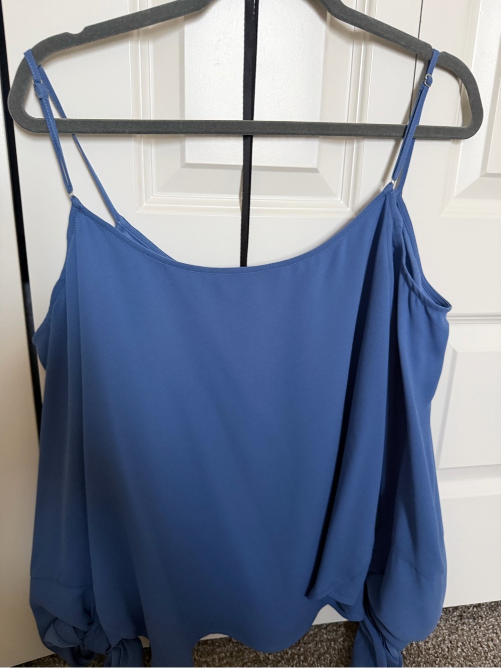 BCBGMAXAZRIA
Size medium Long sleeve blouse
Excellent Condition